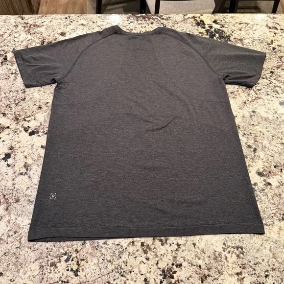 Men’s Lululemon shirt - Picture 3 of 8
